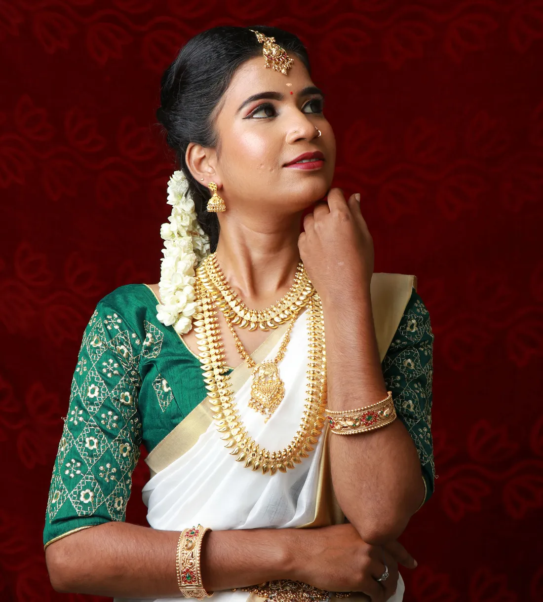Kerala-style bridal look in kasavu saree